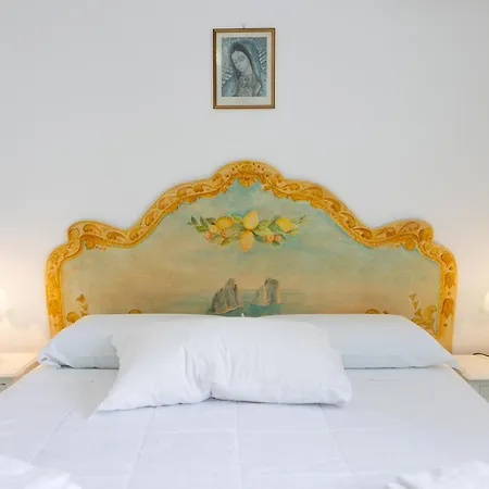 Caprigetaway - La Rosa Bianca * Capri